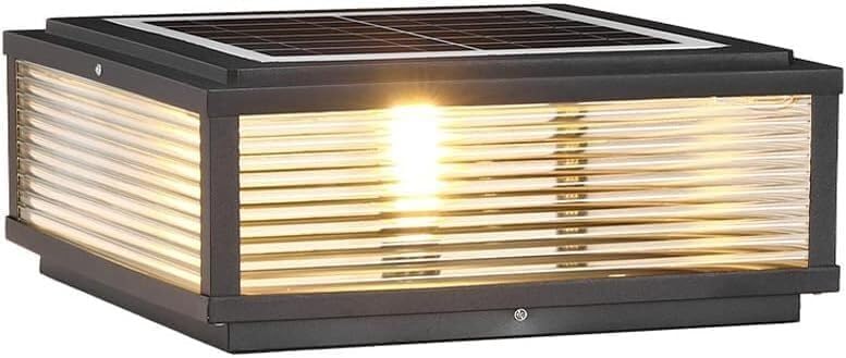 Lumière stigmate noire solaire pour illuminer une cour de ferme rustique