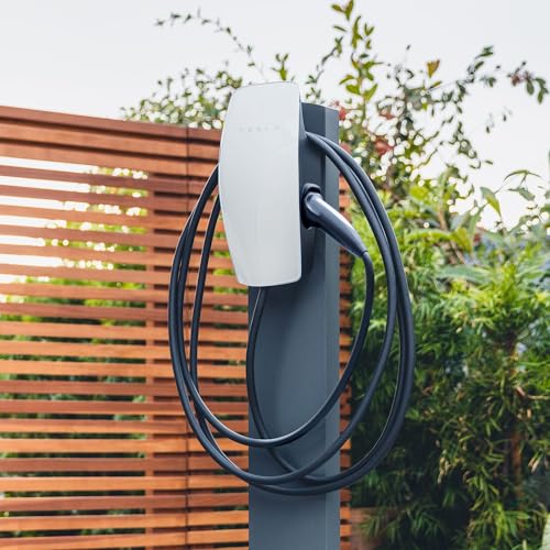 Cargador Tesla Wall Connector instalado en un soporte exterior, ideal para cargar vehículos eléctricos en espacios al aire libre.