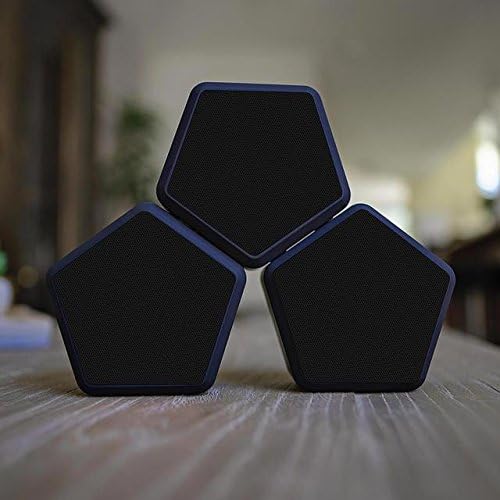 Tre altoparlanti Origaudio Hive disposti a triangolo su una superficie di legno, a dimostrazione della configurazione multi-altoparlante.