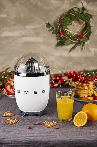 Smeg, Presse Agrumes Électrique CJF11WHEU, Mise en Marche Automatique à Pression, Bec Anti-goutte et Cône Universel, Base Antidérapante, Range Cordon Intégré, 70W, Blanc