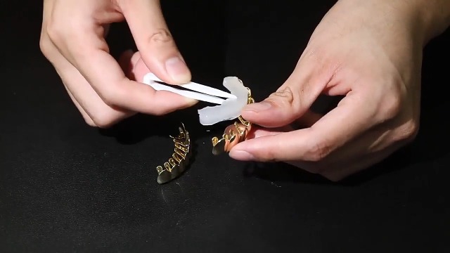 LIZEALUCKY Denti Lucenti Prop Hip Hop Denti In Metallo Gioielli Denti Decorativi Accessorio Decorazione Per Decorazioni Per Feste Cosplay Di Halloween