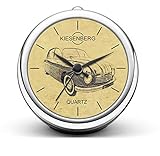 Original KIESENBERG Marken Design Uhr im Scheinwerfer-Design. Ein absoluter Eyecatcher auf dem Regal, Schreibtisch oder in der Vitrine. Mit einer unserer KIESENBERG Design Uhren wird jeder Bereich in Ihrem Haus zu einem echten Hingucker. Die KIESENBERG Design Uhr besteht aus einem edlen Metallgehäuse mit einer Glas/Chromfront - hergestellt aus den hochwertigsten Materialien um eine Einzigartigkeit zu garantieren. Die Lieferung erfolgt in einer exklusiven Geschenkverpackung.