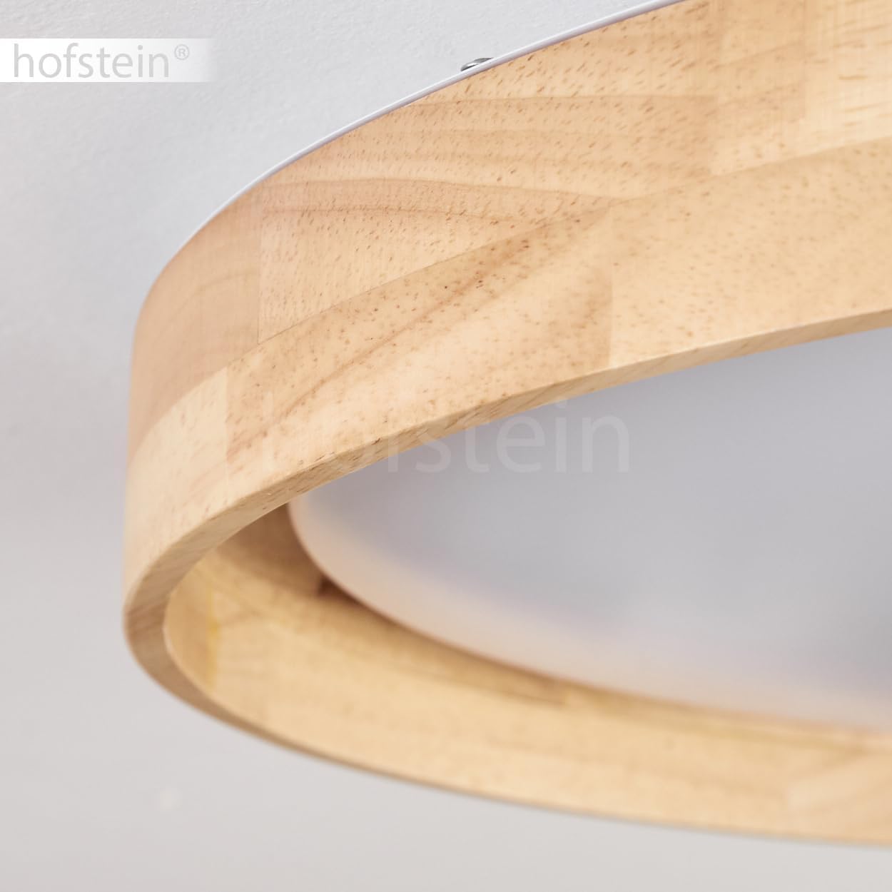 Крупный план view of the natural wood finish on the Hofstein Tabernas LED Ceiling Light, highlighting its texture and quality.