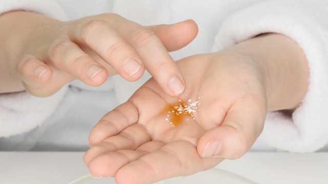 Watch COSMEDIX Pure Mixing Crystals Vitamin C Powder on Amazon Live