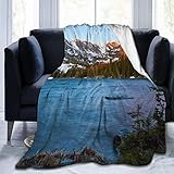 Materialinformation: Hergestellt aus Anti-Pilling-Flanell, bequemer und warmer. Super Soft Throw Blanket mit Fleece, das Ihnen verschiedene Sinne von Weichheit und Komfort bietet. Die Decke aus superweichem Stoff hält Sie warm und gemütlich, während Sie auf Ihrem Sofa und Ihren Betten liegen.