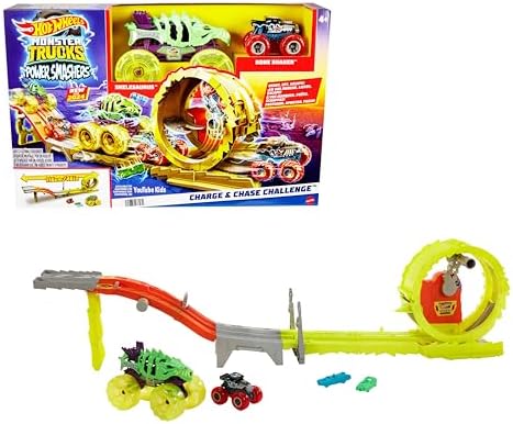 Hot Wheels Monster Trucks Charge & Chase Challenge und 2 Trucks | Strecken-Set mit großem Skelesaurus (1:24), Bone Shaker (1:64), Kopf-an-Kopf-Rennen, 2 zerdrückte Autos, HYT07