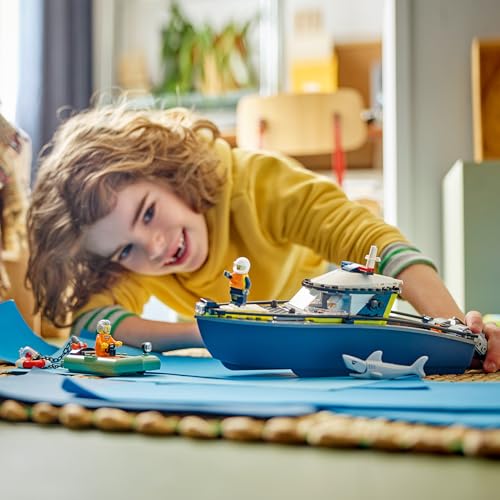 City Inseguimento del Motoscafo della Polizia – Include 2 Barche Giocattolo, 3 Minifigure e una Figura di Squalo – Regalo per Bambini e Bambine da 6 Anni in su – 60456 - Lego - Immagine 9