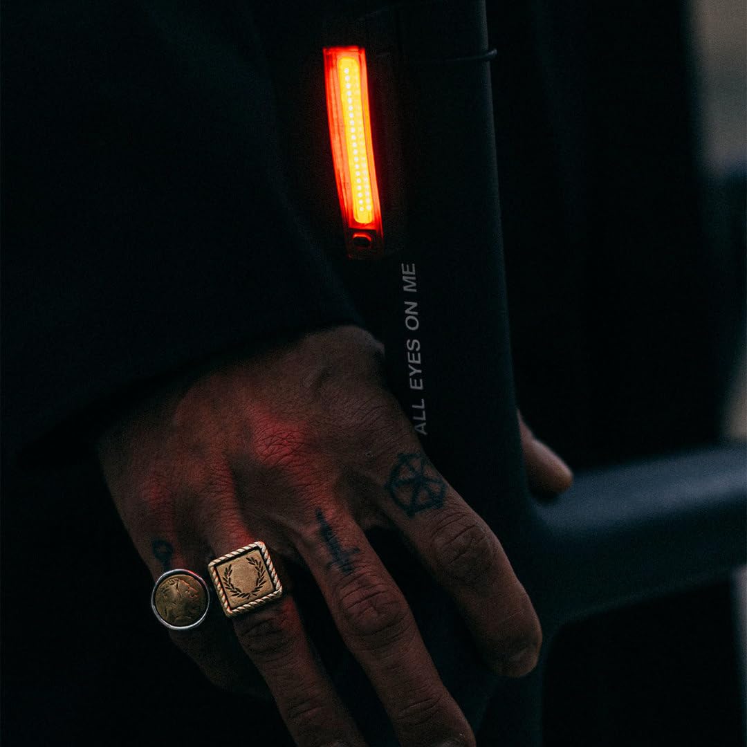 éclairage Vélo Arrière Knog Plus Éclairage Vélo LED Mixte - Ultra Léger 20 Lumens, Visible à 450m, Rechargeable USB éclairage Vélo Arrière Knog Plus Éclairage Vélo LED Mixte - Ultra Léger 20 Lumens, Visible à 450m, Rechargeable USB