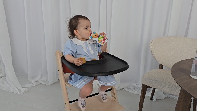 Hoge stoeltafel compatibel met Stokke Tripp Trapp stoel met krachtig glad zuigoppervlak, ergonomisch, gebogen design, glanzend zwart, BPA-vrij, eenvoudig te monteren