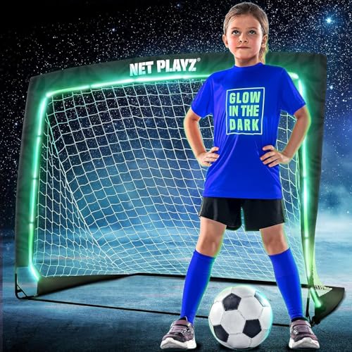 But de football pop-up visible dans le noir pour jouer après le coucher du soleil