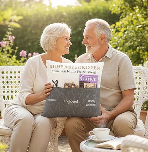 KAMACA Ruhestand Kissen 43x43 cm mit 3 Taschen Dekokissen mit F&uuml;llung Geschenkidee zur Rente f&uuml;r M&auml;nner Frauen Kuschelkissen f&uuml;r Sofa Garten Abschiedsgeschenk Renteneintritt (Ruhestandskissen A)