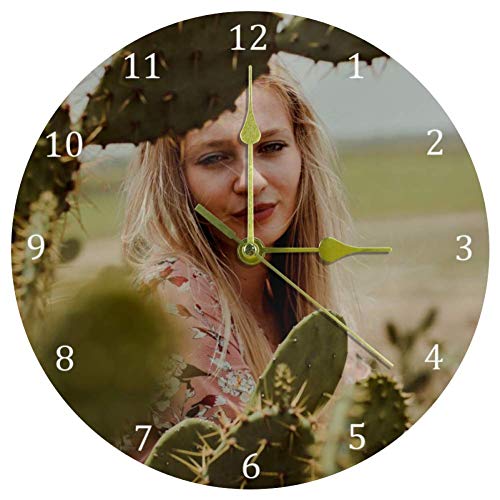 EZIOLY Girl Behind - Reloj de pared de cactus de 10 pulgadas, silencioso, sin tictac, funciona con pilas, reloj de pared redondo para el hogar, la oficina y la escuela
