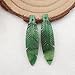 Perles de boucle d'oreille de plume de jade africaine sculptées, boucle d'oreille de bijoux semi-précieuses 36x10x3mm3.4g-default