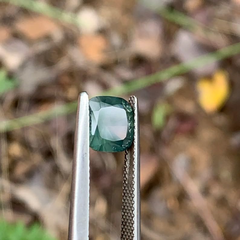 Saphir vert coussin naturel idéal pour offrir un bijou unique