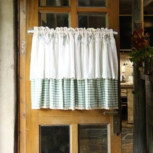 Cortinas cortas de lino que eliminan reflejos molestos en ventanas de cocinas 2