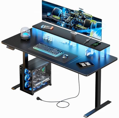 HLFURNIEU Mesa Gaming LED 140 x 60 cm, Escritorio Elevable Electrico, con Toma de Corriente, Soporte para Monitor, 3 Control de Memoria, Superficie de Fibra de Carbono, Standing Desk Negro