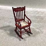 [LE CLASSIQUE RENCONTRE LE MODERNE] Le design intemporel de cette chaise à bascule avec une touche moderne ajoute de la sophistication à tout intérieur de maison de poupée.