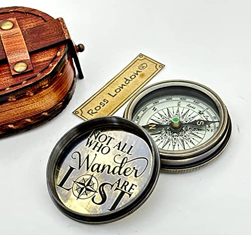 Ross London Brújula de bolsillo de latón con caja de cuero - Not All Who Wander Are Lost - Brújula grabada de estilo vintage - Brújula de aventura - Compás de estilo antiguo - Coleccionable y regalo Cover