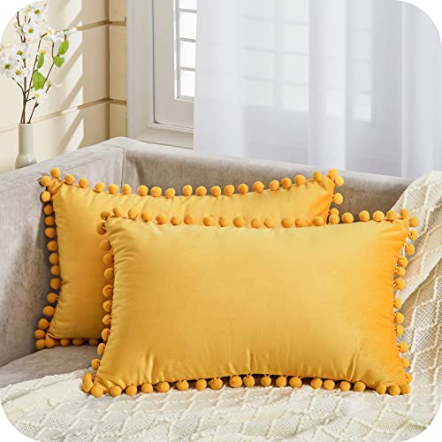 Topfinel Samt Kissen mit Pompoms Einfarbig Kissenbezüge Dekorative Kissenhülle Kopfkissen Sitzkissen Dekokissen Couchkisen für Sofa Schlafzimmer Büro Auto 2er Set 40X60cm Gelb