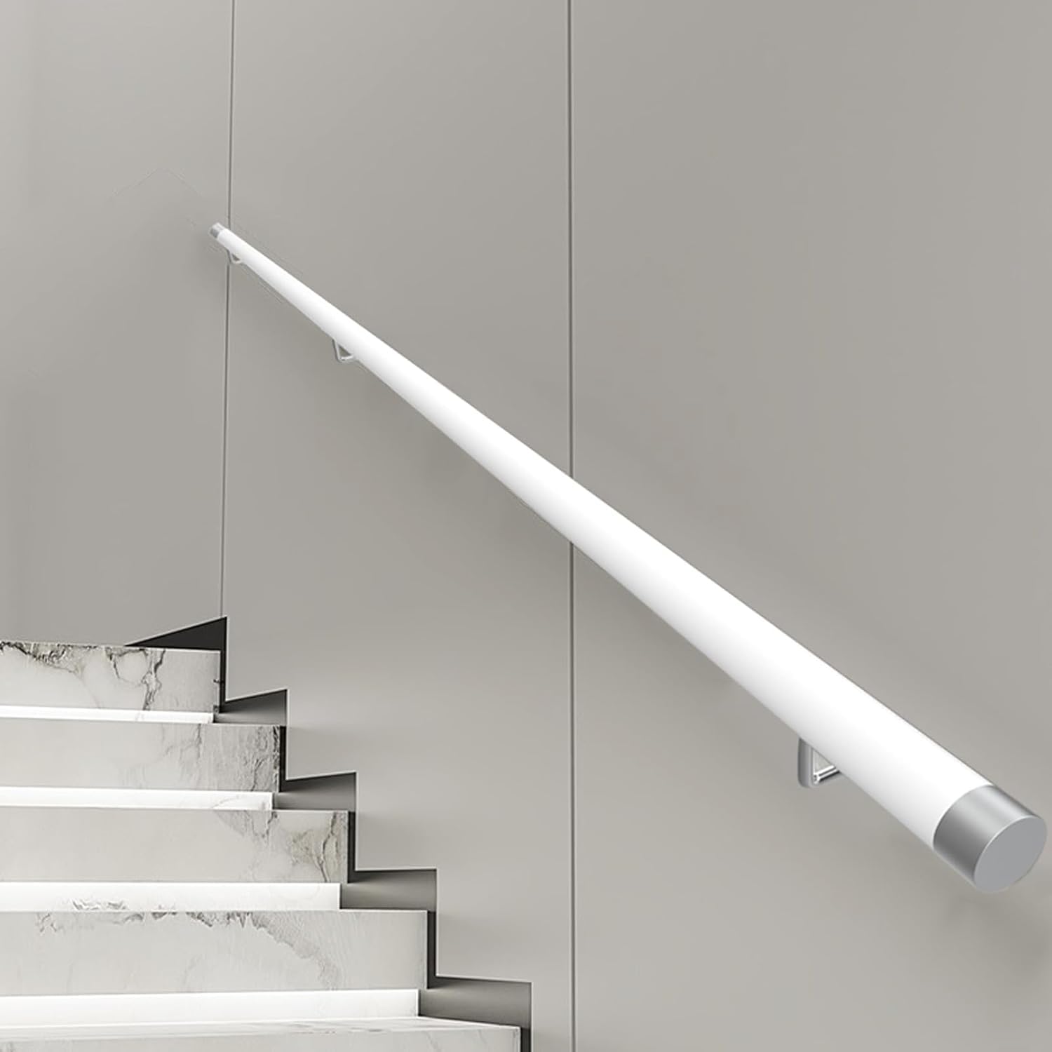 Rambarde d'escalier en bois avec supports métalliques noirs