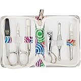 CONTENU DE L’ÉTUI DE MANUCURE (6 instruments) Ciseaux à cuticules, coupe-ongle, lime à ongles, pince à épiler, bâtonnet pousse-cuticule, extracteur de comedone | Emballage cadeau | ACCESSOIRES GRATUITS : Chiffon de nettoyage pour le nettoyage des instruments en acier, brochure d’informations « Manucure» donnant un aperçu des outils les plus importants pour le soin des ongles ainsi que des conseils généraux pour l’entretien du nécessaire à ongles.