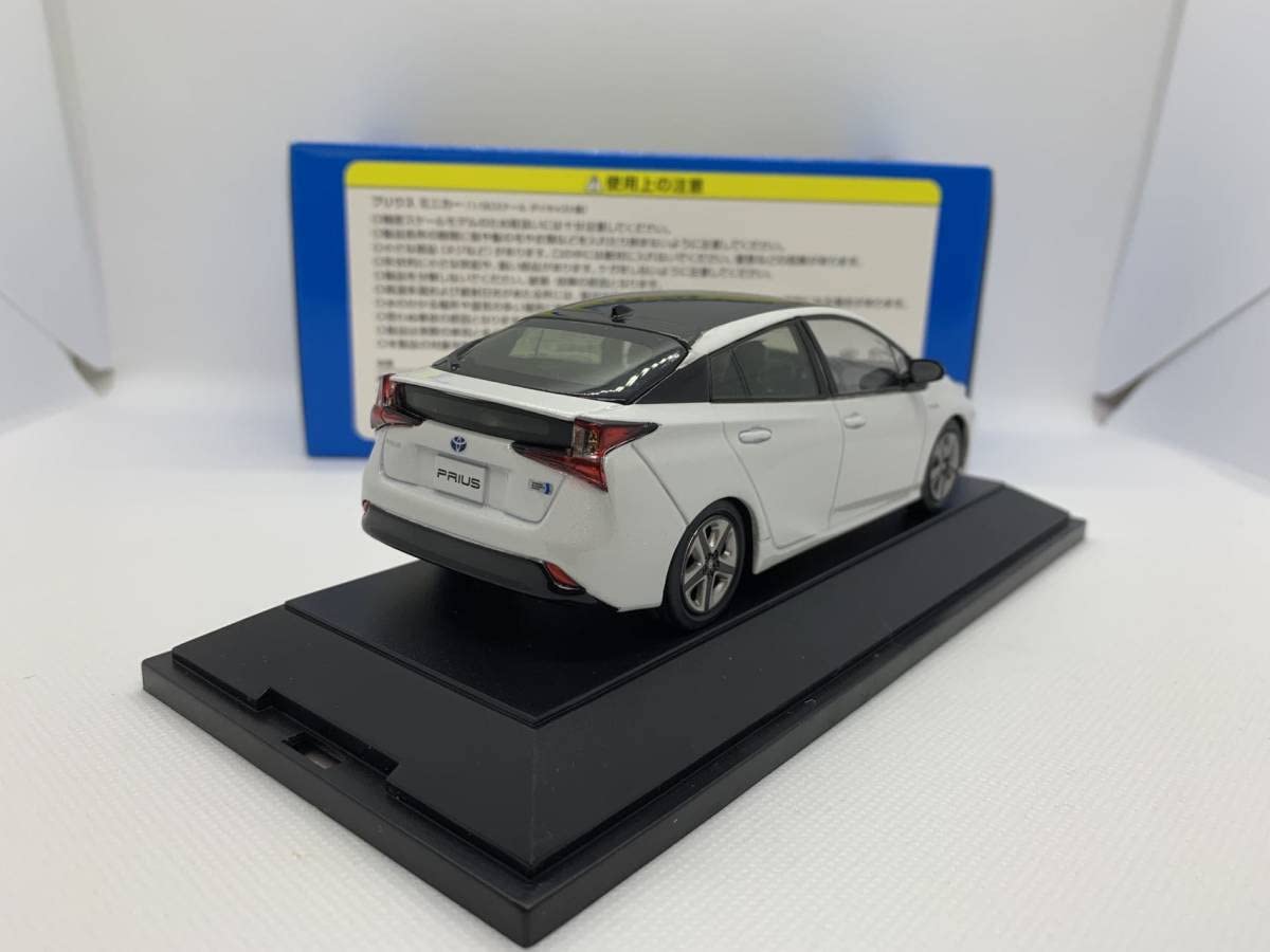 Amazon.co.jp: 1/30 ミニカー プリウス Toyota Prius ホワイト : おもちゃ