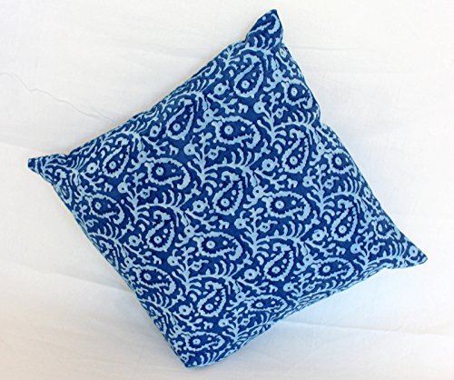 Pompons d'extérieur sur housse de coussin décorative imperméable