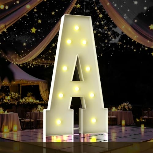 Décoration de mariage avec lettre lumineuse géante A et grand panneau LED