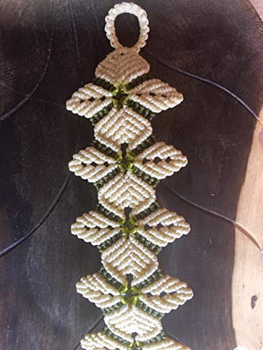 Pulsera ancha macramé amarilla y verde hojas hecha a mano con hilo encerado.Cierra con botón Mide aprox.17 cm. de largo y 4 cm.de ancho
