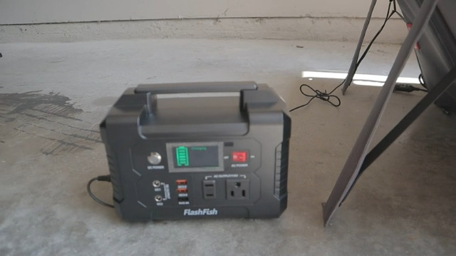 FlashFish 151Wh Station Électrique avec Panneau Solaire 100W, Générateur Électrique Portable 200W Avec 230V AC/DC/USB/type C, Kit Complet, Générateur Solaire Pour camping, voyages et Urgences