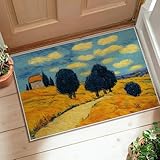 Alfombra con diseño de cipreses, estilo impresionista, con un campo de trigo natural, nubes y un amarillo veraniego. Alfombra de pelo corto con ribete. Ideal para la entrada, el baño, la mesilla de