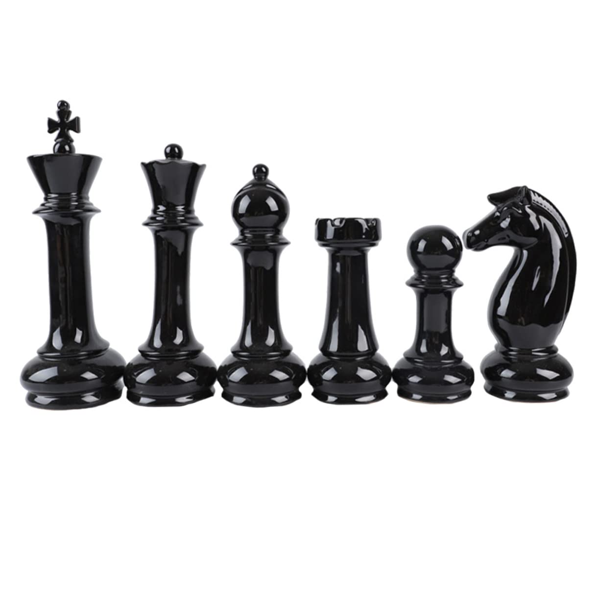 Ornement d'échecs céramique noire sublime les étagères vides du salon