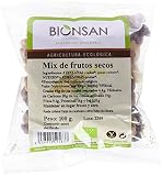 PROPIEDADES: Los frutos secos son alimentos concentrados energéticamente, pero muy nutritivos, es decir, poseen alta densidad calórica porque en poco volumen concentran calorías, pero al mismo tiempo, están colmados de nutrientes beneficiosos para el organismo. Entre las propiedades nutricionales que destacan en los frutos secos podemos nombrar su contenido en grasas saludables, muchos de ellos con ácidos grasos omega-3. Nos ofrecen una diversidad importante de vitaminas y minerales entre los que destacan el potasio, magnesio, fósforo, calcio, y vitaminas B y E.