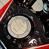 [FACILE DA APPLICARE]: Maneggiare l’adesivo esclusivamente dai bordi evitando di toccare la parte adesiva con le mani, applicare l’adesivo tenendolo perfettamente allineato alla sagoma della moto per evitare azioni di attacca e stacca che potrebbero compromettere la tenuta della colla nel tempo. Consigliamo di cominciare da un lato e delicatamente eliminare ogni bolla d’aria man mano che si procede verso il lato opposto