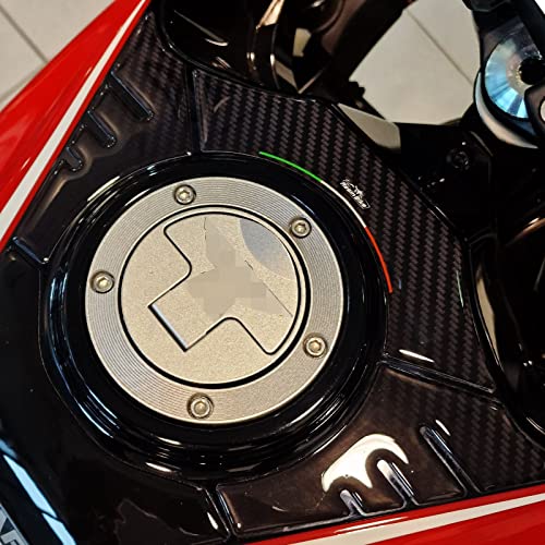 [FACILE DA APPLICARE]: Maneggiare l’adesivo esclusivamente dai bordi evitando di toccare la parte adesiva con le mani, applicare l’adesivo tenendolo perfettamente allineato alla sagoma della moto per evitare azioni di attacca e stacca che potrebbero compromettere la tenuta della colla nel tempo. Consigliamo di cominciare da un lato e delicatamente eliminare ogni bolla d’aria man mano che si procede verso il lato opposto