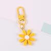 Tofficu llavero de metal con forma de margarita, 6 piezas para bolso y celular, encanto floral moderno, para el Día de la Madre, adorno colgante creativo y accesorio decorativo 3