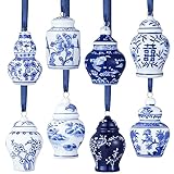 8 Mini-Chinoiserie-Porzellanornamente mit hängenden Bändern, hauptsächlich in Blau und Weiß gefärbt und in den Formen von Ingwergläsern gestaltet, zart und künstlerisch. Ausreichende Mengen und verschiedene Arten können Ihren Baum- oder Tischdekorationsbedarf voll erfüllen