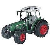 bruder fendt 936 vario mit frontlader Der Traktor ist mit einer Front- und Heckkupplung ausgestattet