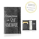 ❣️𝗭𝗨𝗙𝗥𝗜𝗘𝗗𝗘𝗡𝗛𝗘𝗜𝗧𝗦𝗚𝗔𝗥𝗔𝗡𝗧𝗜𝗘 - getreu der Stickerei “happiness is homemade” kannst du dir die Mutterpasshülle ganz einfach zu dir nach Hause bestellen und dich selbst überzeugen. Jetzt zum Einkaufswagen hinzufügen und deine Vorfreude steigern!