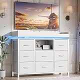 Ampio spazio con 8 cassetti: questo mobile portaoggetti ha 8 ampi cassetti, che offrono una grande capacità per organizzare vestiti, accessori e altri oggetti personali, mentre lo scaffale aperto e il vassoio sono perfetti per esporre i vostri soprammobili, piante e decorazioni. Perfetto per mantenere il tuo spazio pulito e ordinato aggiungendo un tocco di eleganza alla tua stanza.