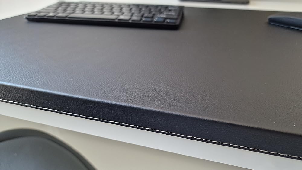 Gewinkelte Schreibtischunterlage mit Kantenschutz sanft lux Leder 90 x 47 Schwarz Silbergraue Naht