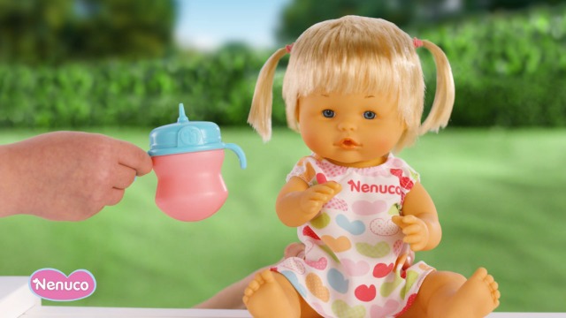 Nenuco Famosa 700017103 Tricycle avec poupée pour bébé, accessoires et tricycle avec roues et ceinture à emporter toujours avec vous, pour filles et garçons de 3 ans