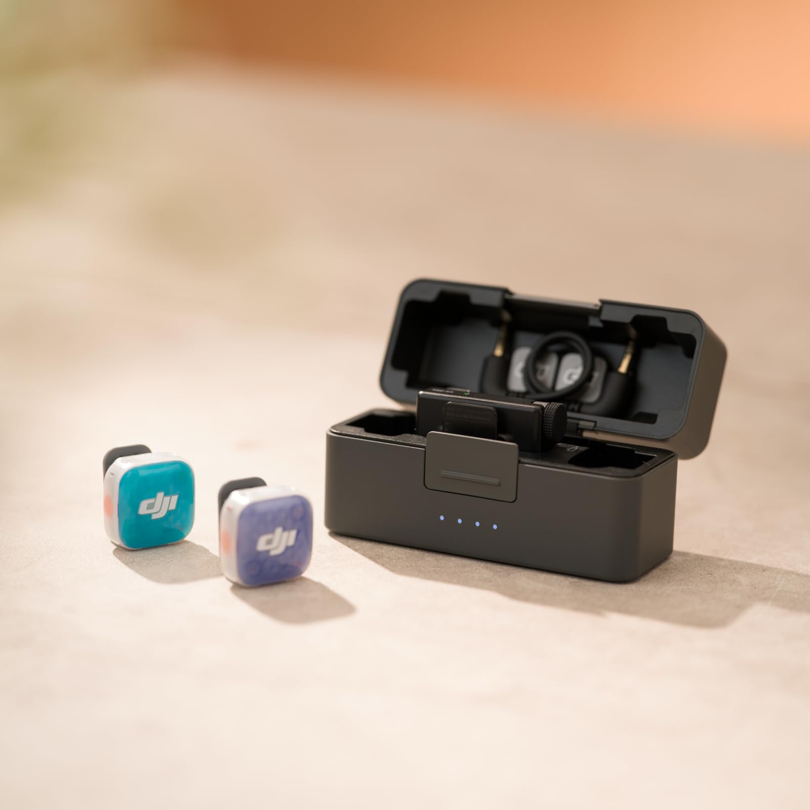 DJI Mic Mini 2S (2 TX + 1 RX + custodia di ricarica), riduzione rumore IA | Microfono Bluetooth, 28 ore di archiviazione interna, registrazione interna in float a 32 bit, leggero e compatto