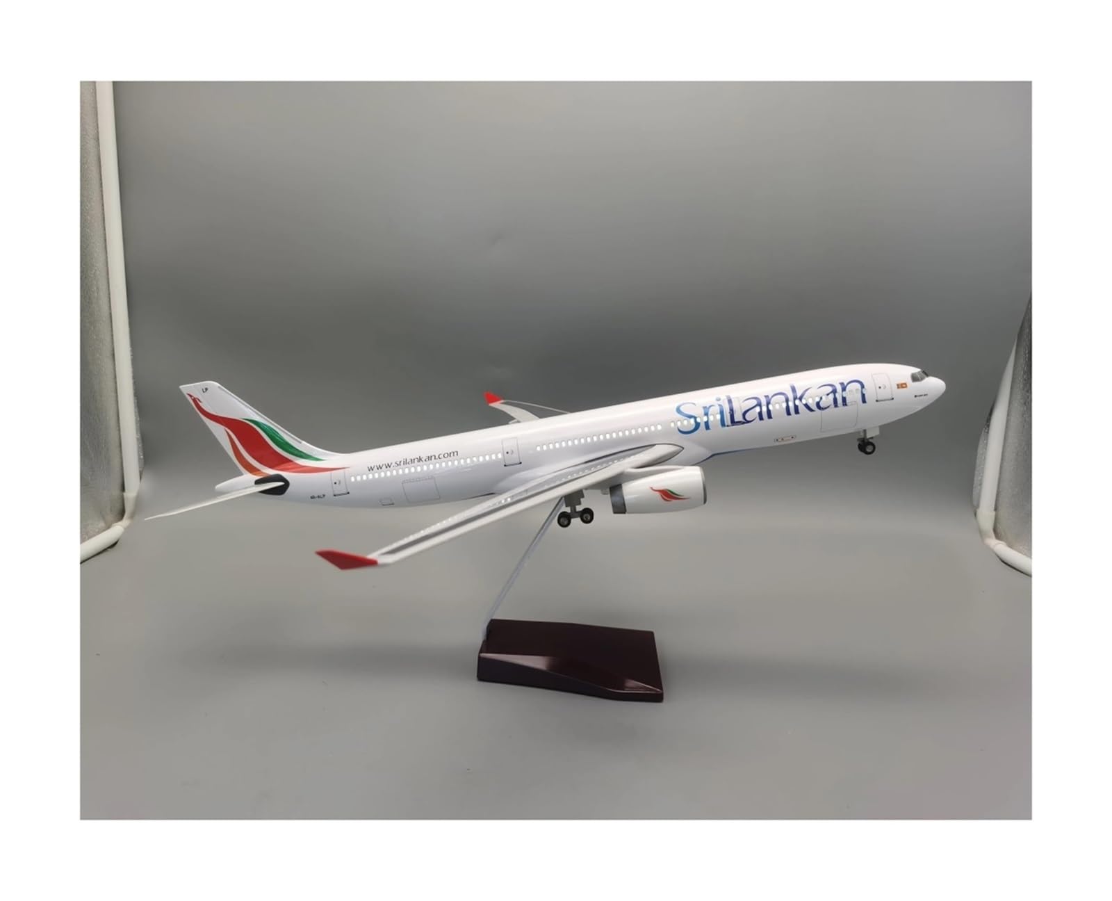 Odlewane zabawki samolotowe w skali 1:135 dla modelu A330 SriLankan Airlines Model odlewanego ciśnieniowo żywicy Model samolotu Kolekcjonerskie modele wystawowe Stacjonarny samolot do zbierania i