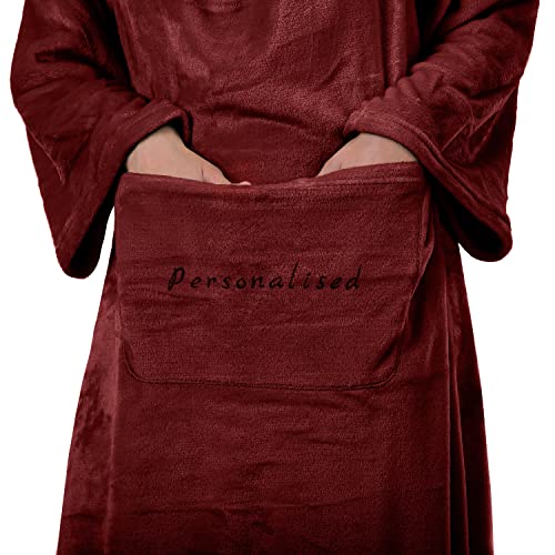 DecoKing Kuscheldecke mit Namen Personalisiert mit Ärmeln Geschenke für Frauen und Männer 150x180 cm Bordeaux Ärmeldecke Microfaser TV Decke Lazy