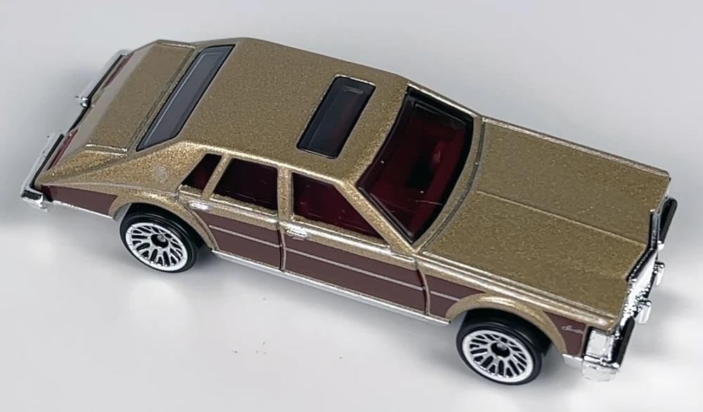 Hot Wheels - ´82 Cadillac Seville - HW: The ´80s 7/10 - HKG85 - Short Card - GM - Gold Metallic - Mattel 2023 - Image 2