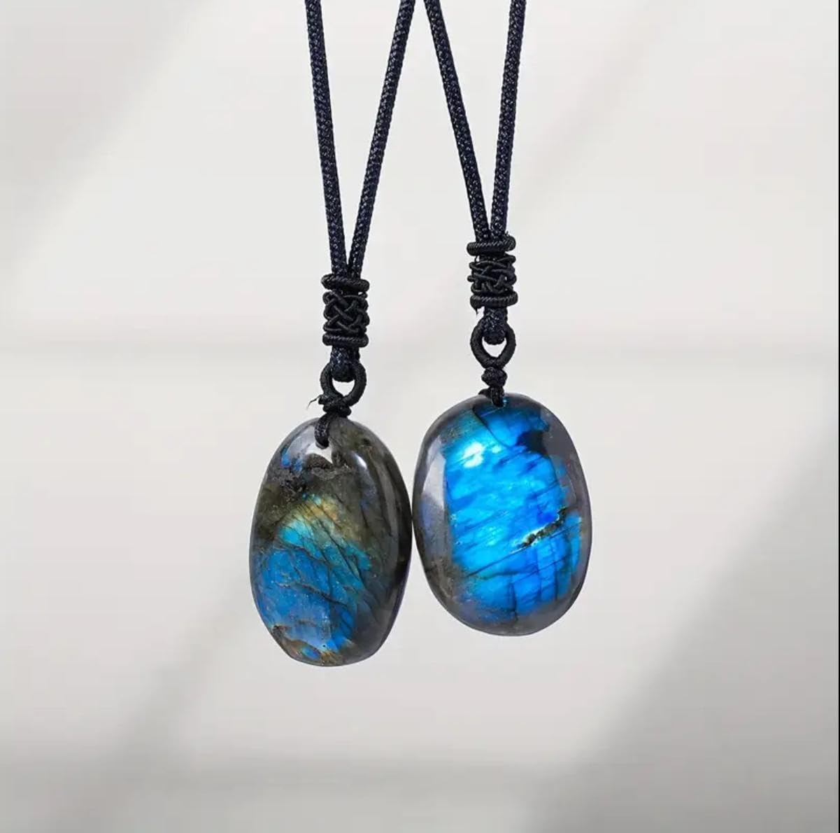 Collier en Labradorite Naturelle – Pierre Protectrice – Pendentif Ovale Poli avec Cordon Réglable – Bijou Énergétique pour Homme et Femme