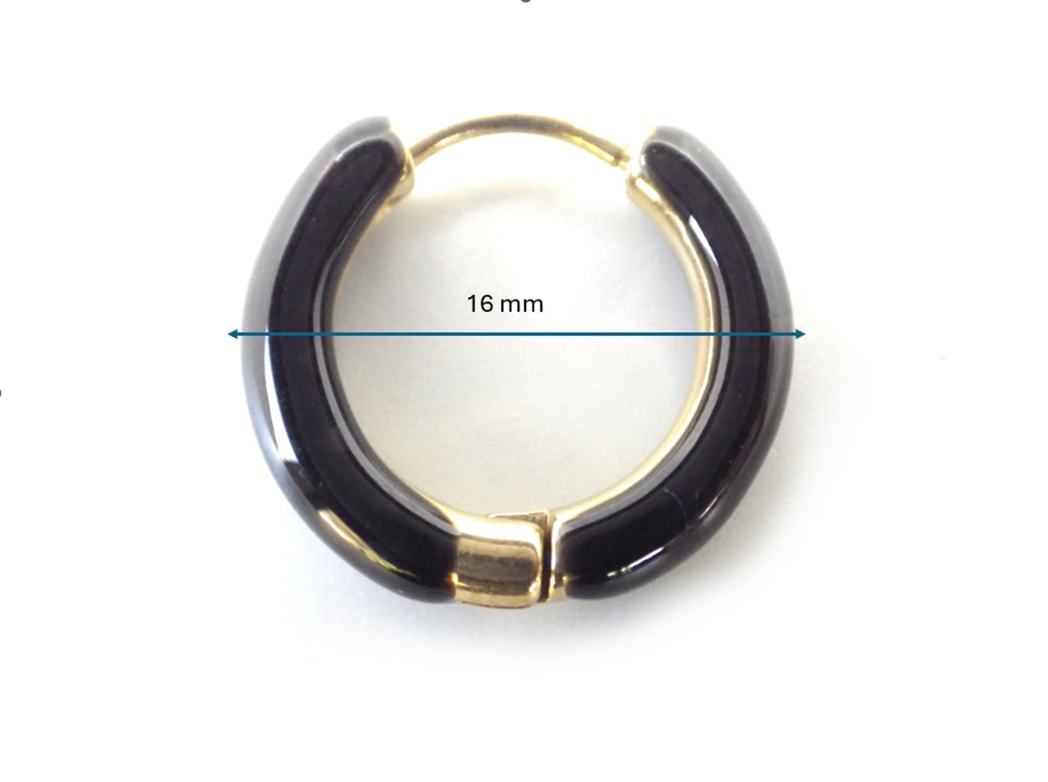Boucles d’oreilles créoles noires en émail et acier inoxydable plaqué or 18K, diamètre 16 mm – bijou artisanal fait main en France, chic, léger et résistant