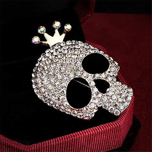 Broche cristal éclatante et chaîne élégante pour sublimer une robe de soirée lors d'un grand gala