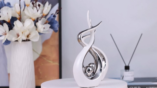 Statua Decorativa In Ceramica Bianco E Oro - Scultura Astratta Per Tavolo, Mensola O TV | Moderna Ed Elegante - Foto 6